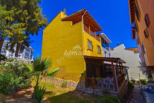 Kuşadası İkiçeşmelik Mahallesi Yağmur Kent Sitesinde 4+1 Villa