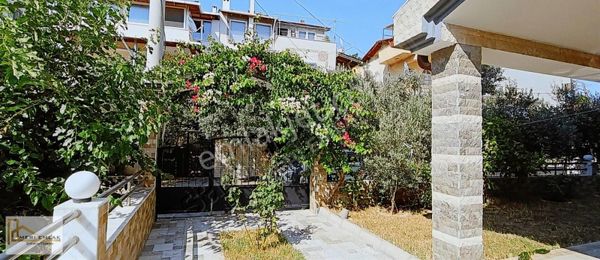 Önü Yeşil Alan, Köşe Villa