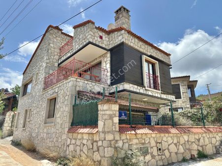 Urla Çeşmealtı'nda Deniz Manzaralı 3+2 Kiralık Eşyalı Villa