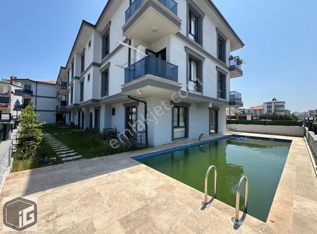 Havuzlu Butik Sitede Denize 2 Dk Mesafede 2+1 Köşe Daire****