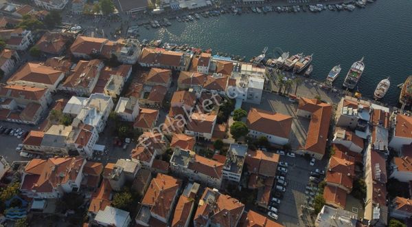 Eskifoça Çarşı'da Marsilya Meydanı & Deniz Manzaralı Satılık 2+1