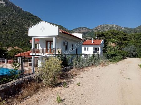 Falcon Dan Üzümlü De 863m² Fırsat Arsa