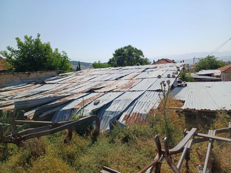 Çivril İmralı Mahallesinde Elek.su.aboneligi Olan Eski Ev Ahır