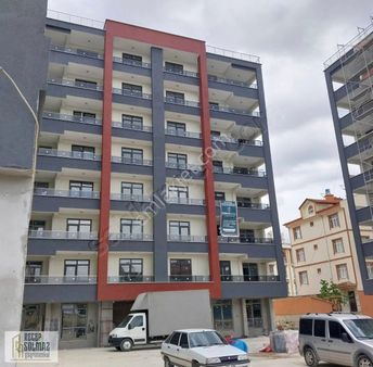 Kalfalar Caddesinde Satılık Ara Kat 3+1 Daire Site İçerisi