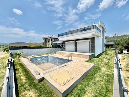 Gümüşden Tasarımıyla Nefes Kesen Bahçeli Havuzlu 4+1 Müstakil Ev