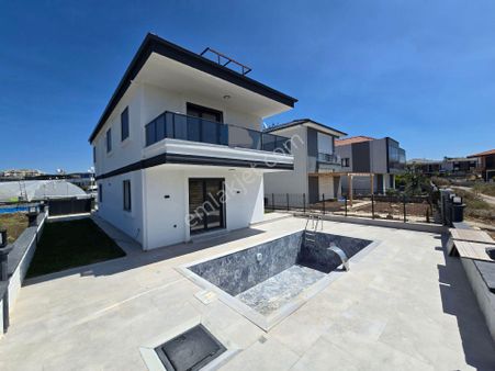 Didim'de Denize Yakın Havuzlu Otoparklı Satılık 4+1 Tam Müstakil Lüks Villa
