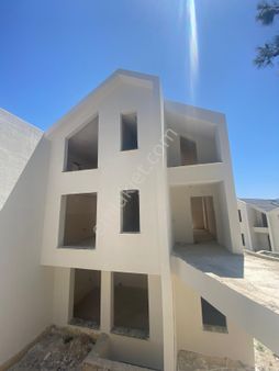 Kuşadası Kadınlar Denizi'nde 4+1 Bahçe Dubleks Daire