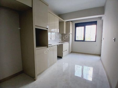 Minimun Komisyonla Murat Emlak Tan Sıfır Binada Ara Katta Ebevwyn Banyolu 2+1