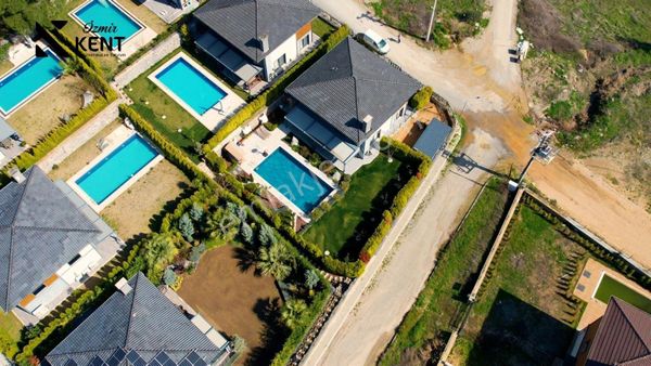 Kemalpaşa Yukarıkızılca'da 4+1 Satılık 600 M2 Villa