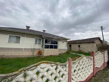 Vefa Gayrimenkul'den - Kütahya +merkez'de Bahçeli + Müstakil Ev