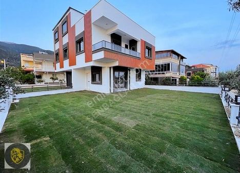 Köşe Konumda Merkezde Denize 3dk Uzaklıkta Sıfır Villa
