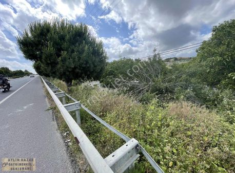 Urla Merkez'de Ana Asfalt Üzerinde Minik Tarla