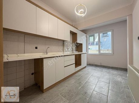 Arya'dan Akçay'da Plaja 100 Metre Bahçe Kullanımlı Daire