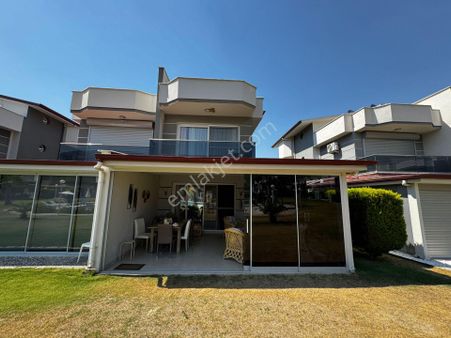 Kuşadası'nda Nezih Site İçinde Doğa Ve Dağ Manzaralı Denize 1000 Mt 3+1 Villa