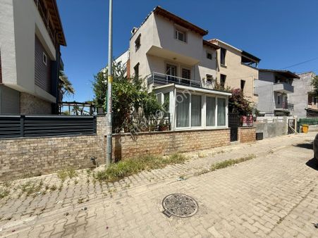 Güzelbahçe'de Denize Sıfır Satılık 5+1 Tripleks Villa