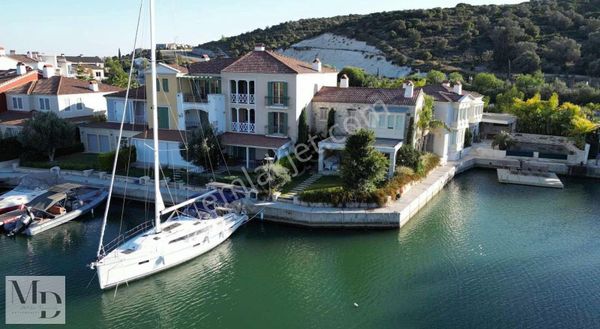 Alaçatı Port Tekne Bağlamayeri Olan Kiralık 2+1 Daire