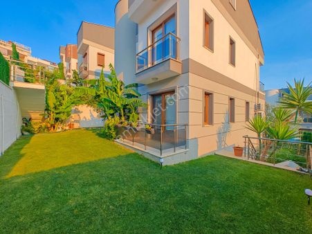 Kuşadası Kadınlar Denizi'nde Satılık 4+1 Villa