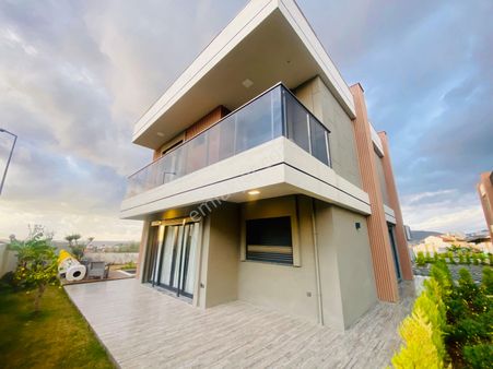 Karaova’da Özel Havuzlu 4+1 Müstakil Villa