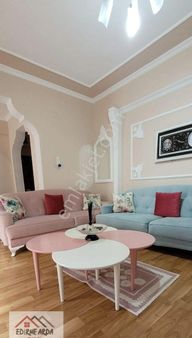 Arda Emlak Ofisi'nden Ayşekadın Camii Yakını Bakımlı Kapalı Balkonlu Daire