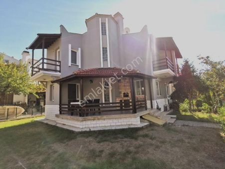 Urla Torasan Nezih Site İçinde Sırt Sırta Müstakil Havuzlu Girişli Tripleks