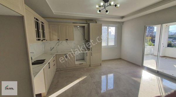 Vatan Caddesinde Havuzlu Sitede Geniş 5+1 Süper Satılık Daire