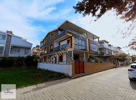 Efeler'de Konumu Güzel Triplex Villa