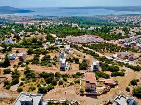Akbükte Deniz Manzaralı Geniş Bahçeli Bitişik Nizam İmarlı Villa Arsası