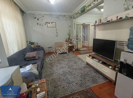 Royal Gayrimenkul'den Merkezi Konumda Satılık 4+1 Geniş Daire