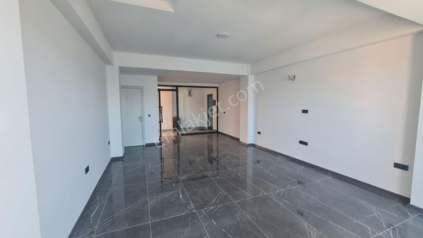 Mumcular Merkez'de Ana Cadde Üzeri İşyeri