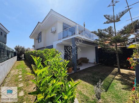 Alaçatıda Tapulu Müştemilatlı Fırsat Villa!