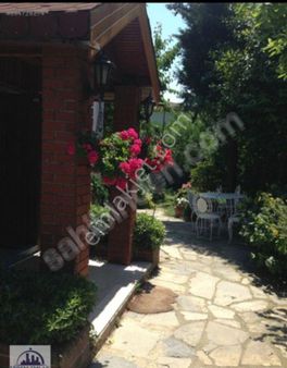 Madende Satılık 4 Katlı Bahceli Bina