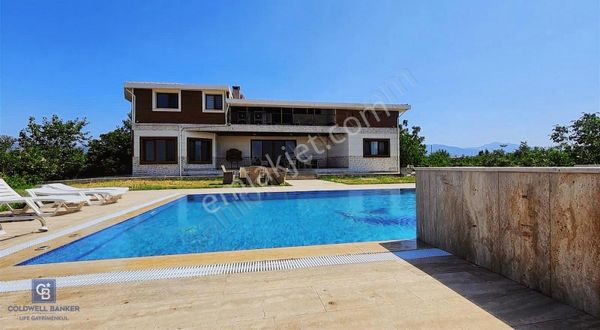 Kemalpaşa'da 62 Dönüm Arazi İçinde 550 Metrekare Malikane