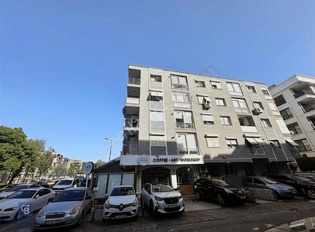 Bostanlı'da Köşe Konumlu Satılık 3+1 Daire