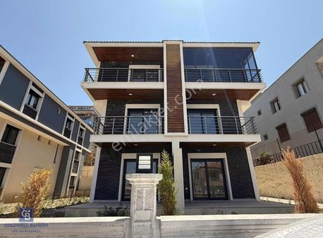 Foça Bağarası 3+1 Dubleks Bahçeli Satılık Daire