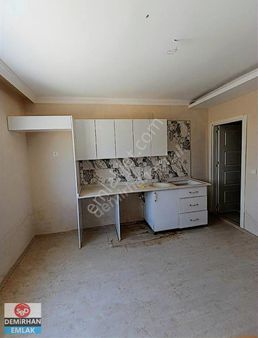 Demirhan Emlak'tan Caddeye Yakın Kiralık 1+1 Daire