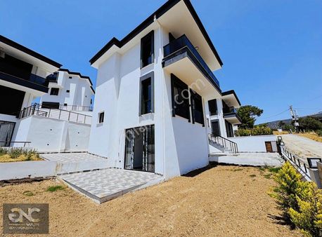 Havuzlu Özel Sitede Geniş Kullanımlı Müstakil 5+1 Villa