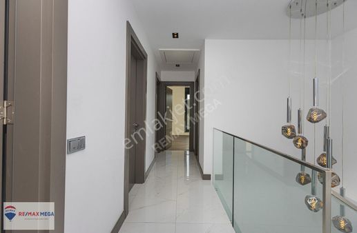 Döşemealtı Ağagölü'nde Ormanla İç İçe Modern Şık Villa