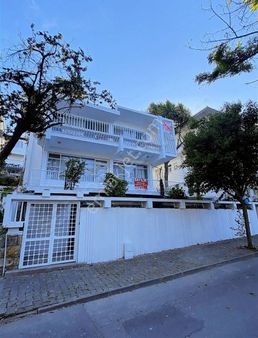 Ares Gayrimenkul'den Satılık Tripleks Villa Kınalıada Akasya Cad