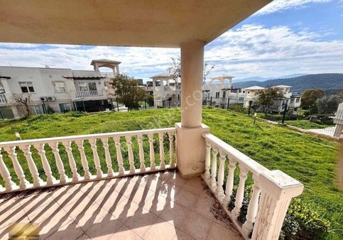 Büyük Köşe Bahçeli Satılık Ev Özel Plajlı Sitede İngilizden Acil