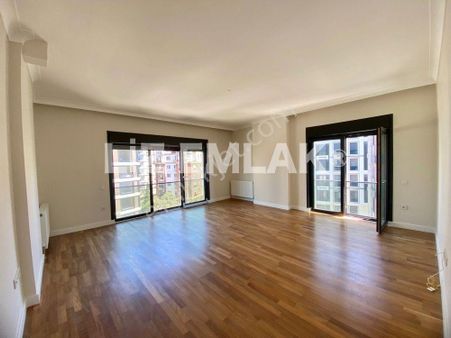 Suadiye Çolak İsmail Sokakta Bağdat'a 2. Paralelde Balkonlu Ebeveynli 103 M2 Net 3+1 Daire