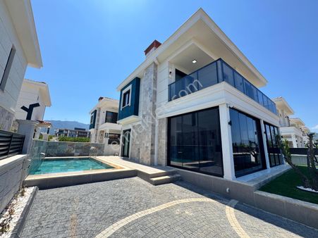 Kuşadası'nda Özel Havuzlu Denize Yakın Satılık Lüks Villa