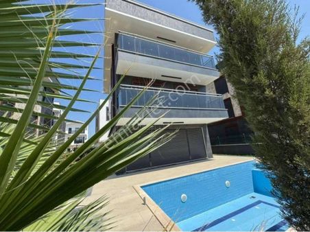 Kuşadası Davutlar'da 5+1 Özel Havuzlu 00 Satılık Villa