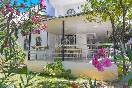 Kuşadası Kadınlar Denizi'nde Bakımlı 3+1 Satılık Villa