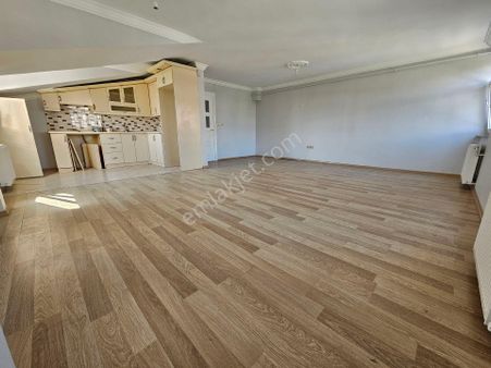 Karşıyaka Mahallesi'nde 60. Cı Yıl Okul Civarında 140m² Beton Çatı Katı.