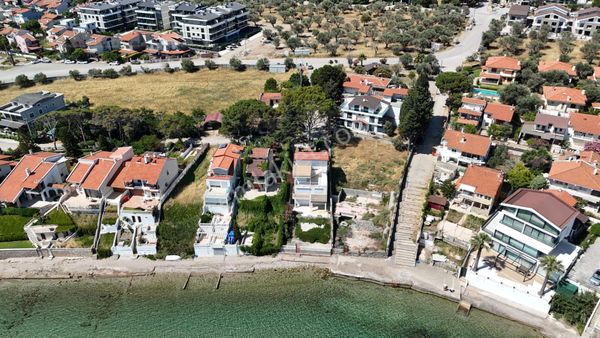 Urla Güvendik Mavi Plajda Satılık Müstakil 5+2 Tripleks Villa