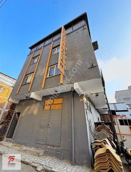 Buca Mobilyacılar Sanayi'de Satılık Köşe Bina