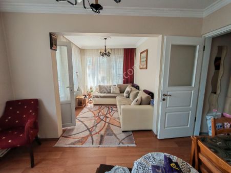 Barış Emlak'tan İpekçilik Caddesi Üzerinde Ara Kat 2+1 Bakımlı Daire.