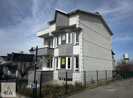 Ea'dan Bağlıca Cumhuriyet Konutlarında Satılık 5+1 Villa