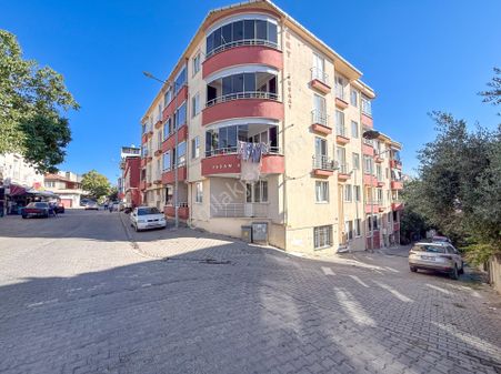 Çiftlikönü'nde Merkezi Konumda Çift Balkonlu Satılık 2+1 Daire