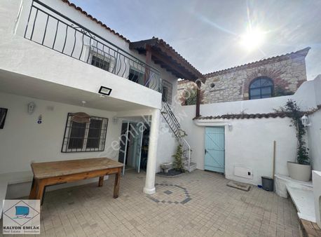 Alaçatıda Geniş Avlulu, Rum Mimarili Satılık Dubleks